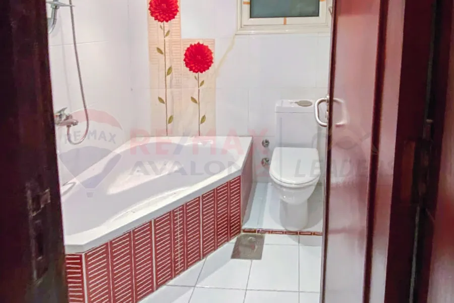 مقر اداري مفروش للإيجار 250 م ميامي (امام نادي السيارات)