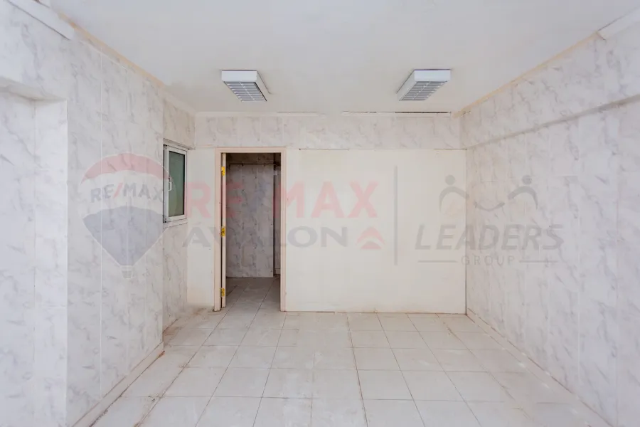 شقة للبيع 280 م زيزينيا (علي البحر مباشرة)