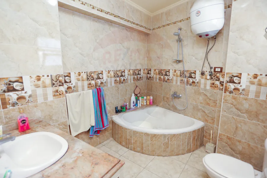 شقة للبيع 195 م كفرعبدة (ش امير البحار)