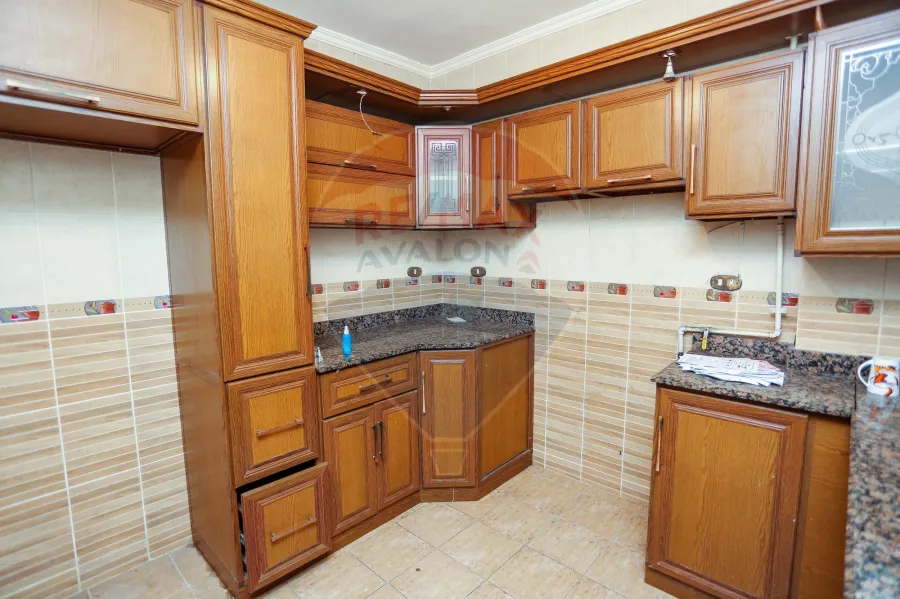 شقة للبيع 160 م زيزينيا ( ش مصطفي عبد الرازق )