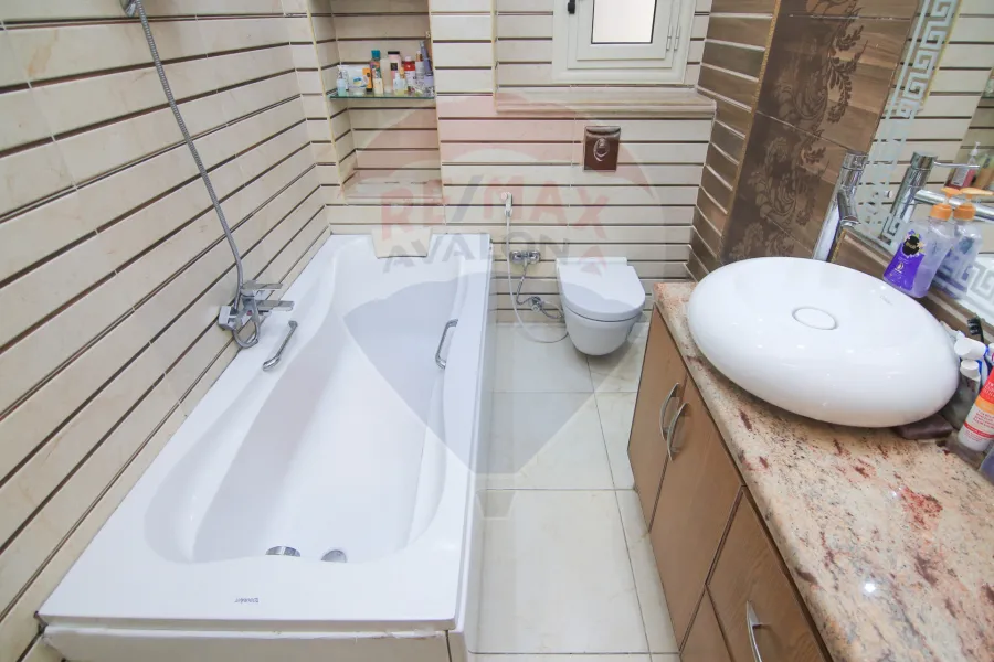 شقة للبيع 240 م محرم بك (ش المأمون مباشرة)