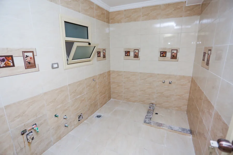 شقة للبيع 135 م ميامي ( ش قائد اسراب البحار )