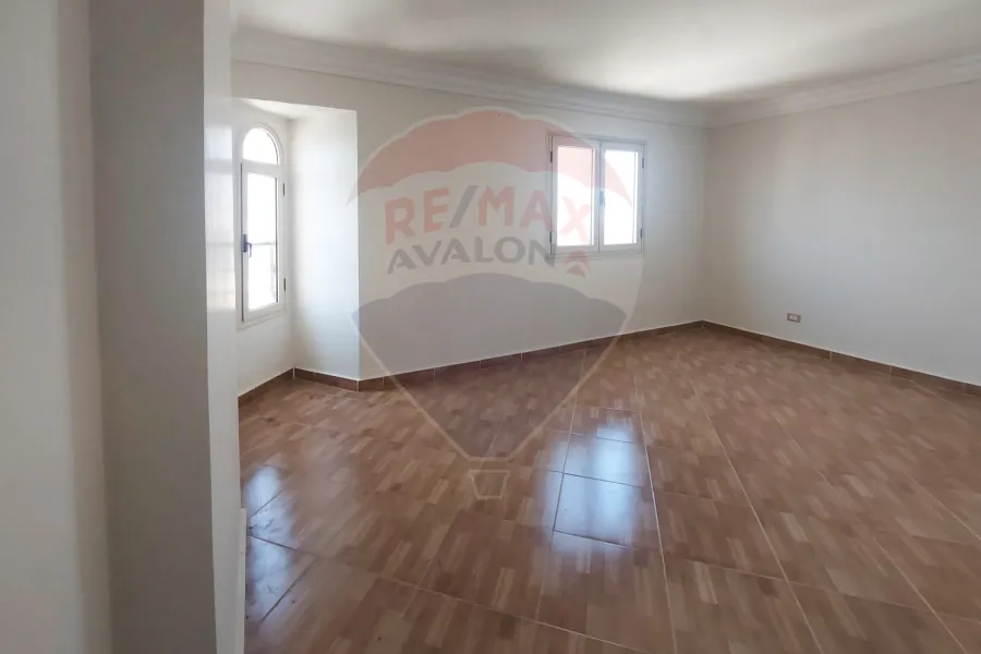 Apartment for rent 185m Louran (steps from Victoria College)