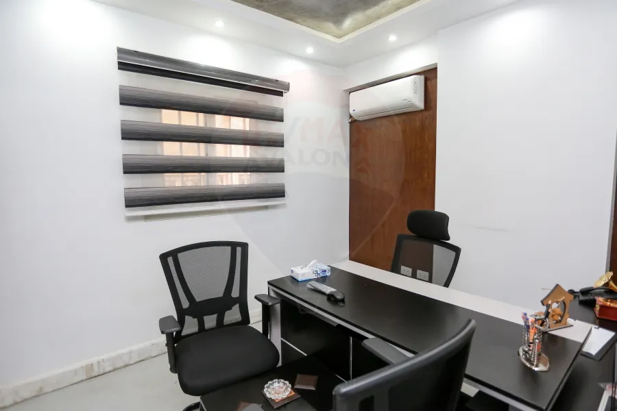 محل + ميزان للإيجار 300 م محرم بك (ش صالح الحديني)