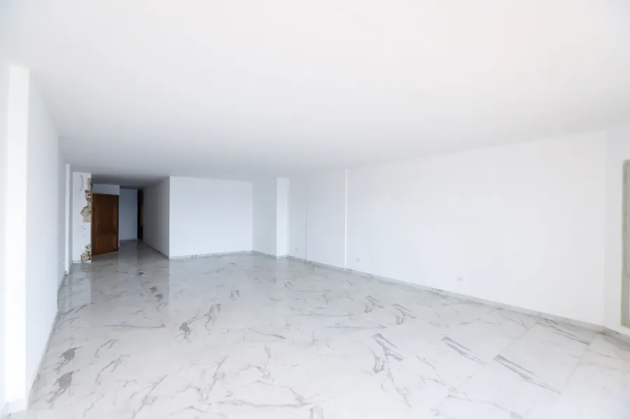 شقة للبيع 350 م لوران ( علي البحر مباشرة )