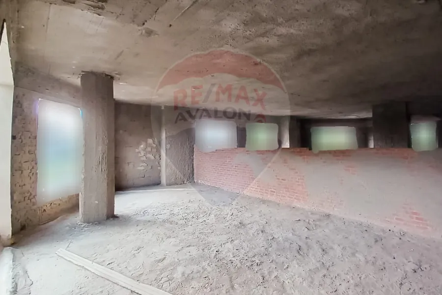 محل + ميزان للبيع  900 م سبورتنج (علي الترام)