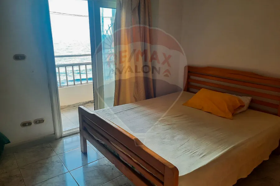 شقة للايجار المفروش 156 م لوران (علي البحر مباشرة)