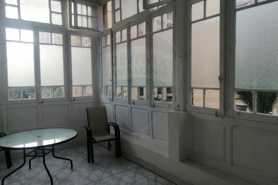 شقة للايجار المفروش 300 م كفر عبده (ش عبد القادر رجب)