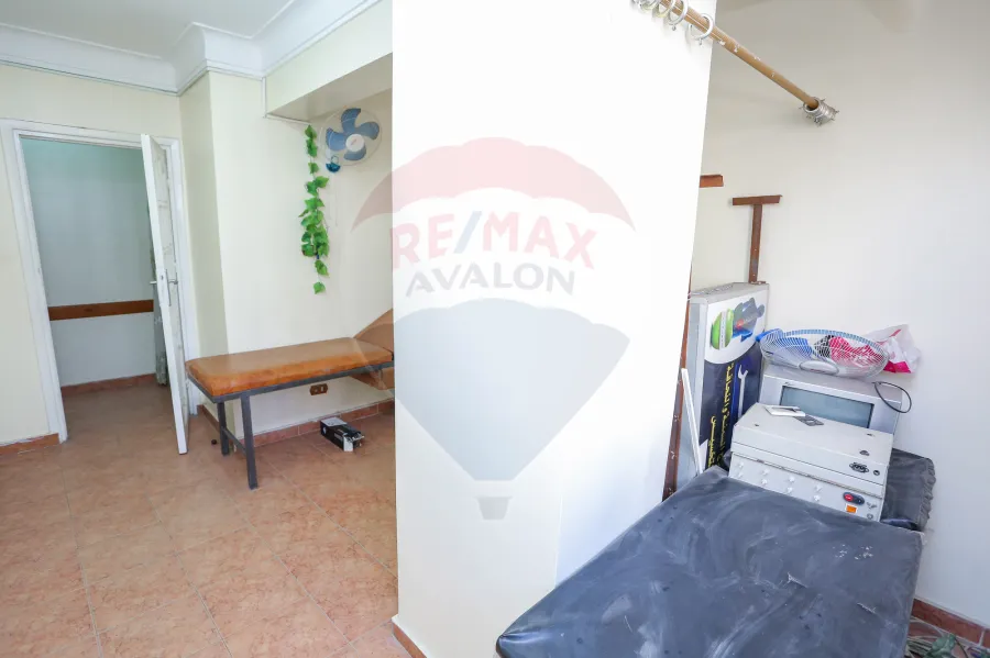 شقة إدارى للبيع 85 م كامب شيزار (ش عمر لطفى - على الترام مباشرة)