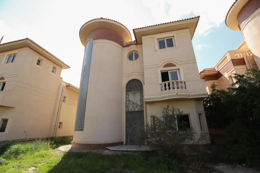 فيلا مستقلة للبيع 550م بكينج مريوط  (بكومباوند العروبة) - نصف تشطيب