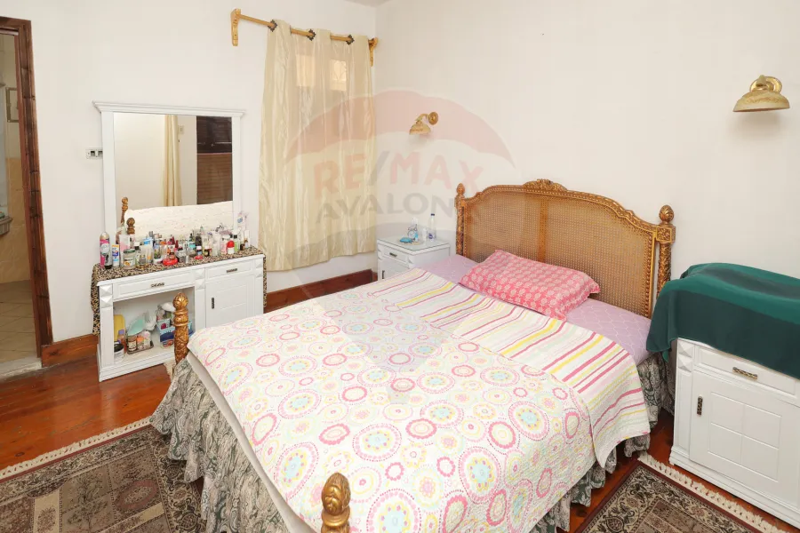 شقة للبيع 137 م جليم ( خطوات من البحر والترام)