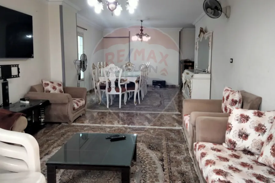 Apartment for rent 200 m El Shatby (University Bridge Street - steps from the sea)
