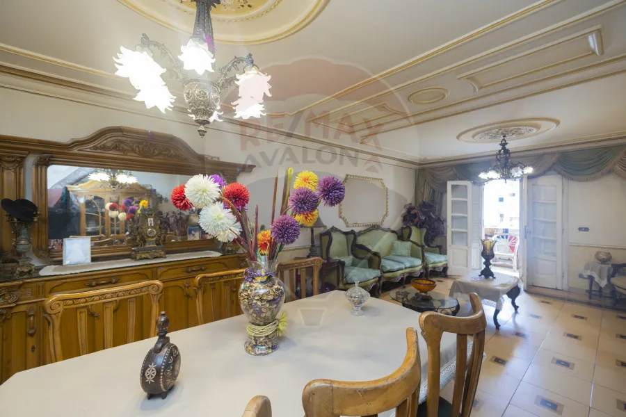 شقة للبيع 185 م جليم (ش محمود الديب - خطوات من البحر)