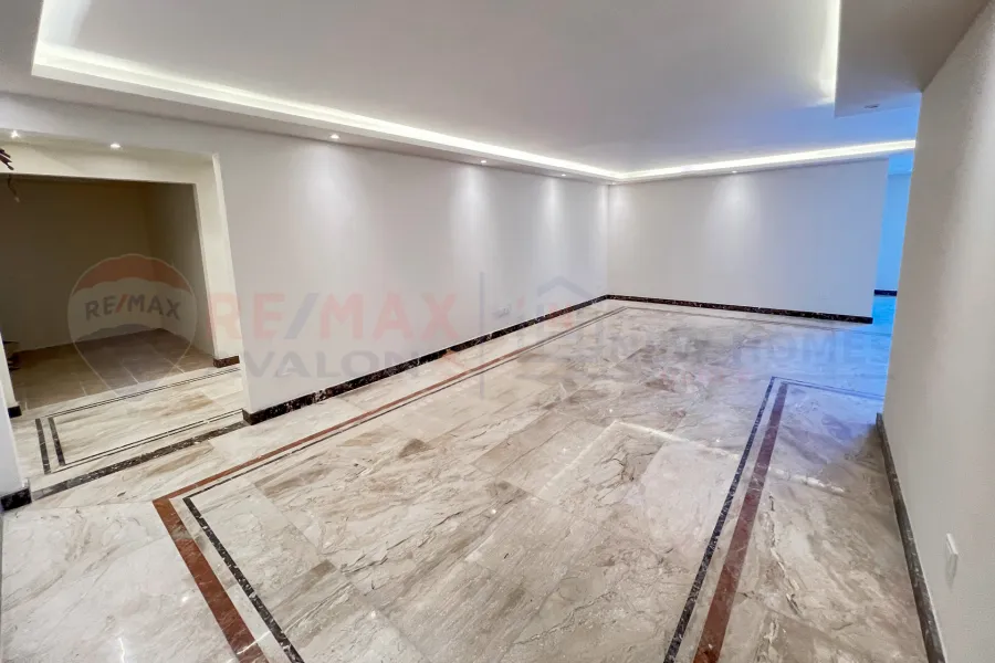 شقة للايجار 265 م الشاطبي (علي البحر مباشرة)