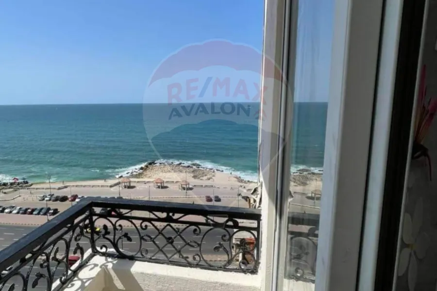 شقة للايجار المفروش 130 م كامب شيزار (تاني نمرة من البحر)