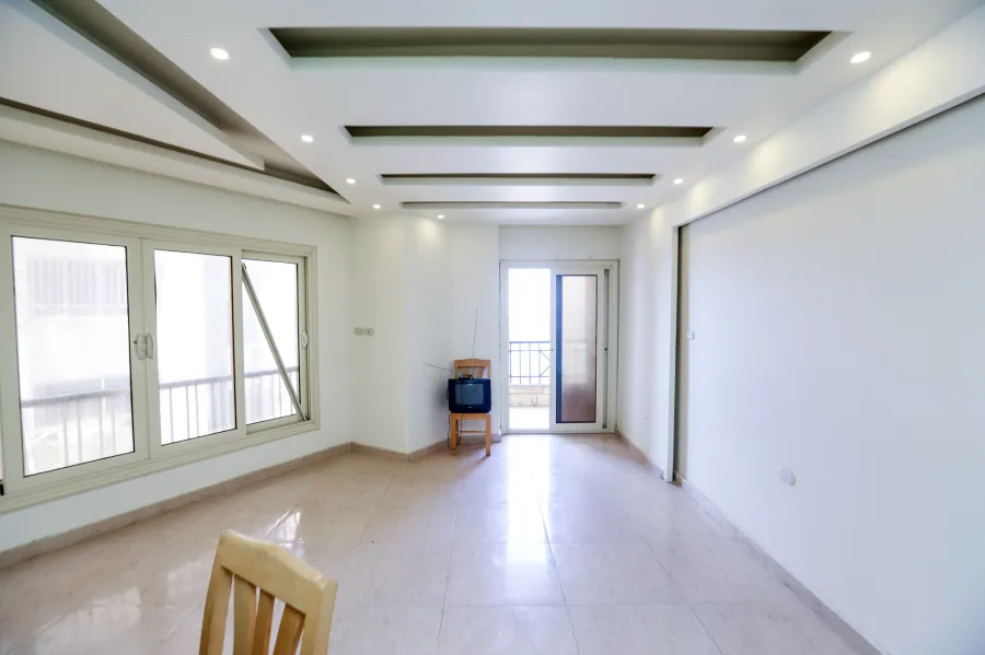 شقة للبيع 110 م العصافرة (على البحر مباشرة)