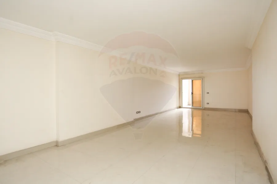 Apartment for sale 225m Smouaha (Fawzi moaaz main st - brand building)