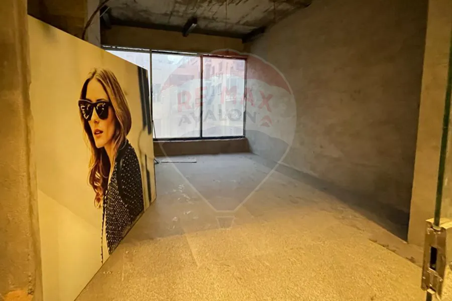 محل للايجار25 م محطة الرمل (ش صفية زغلول - مول اليكس تاور)