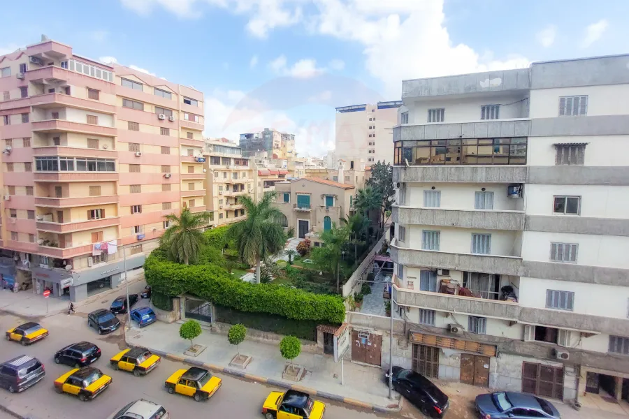 ( شقة للبيع 200م جليم (  ش أبو قير مباشرة