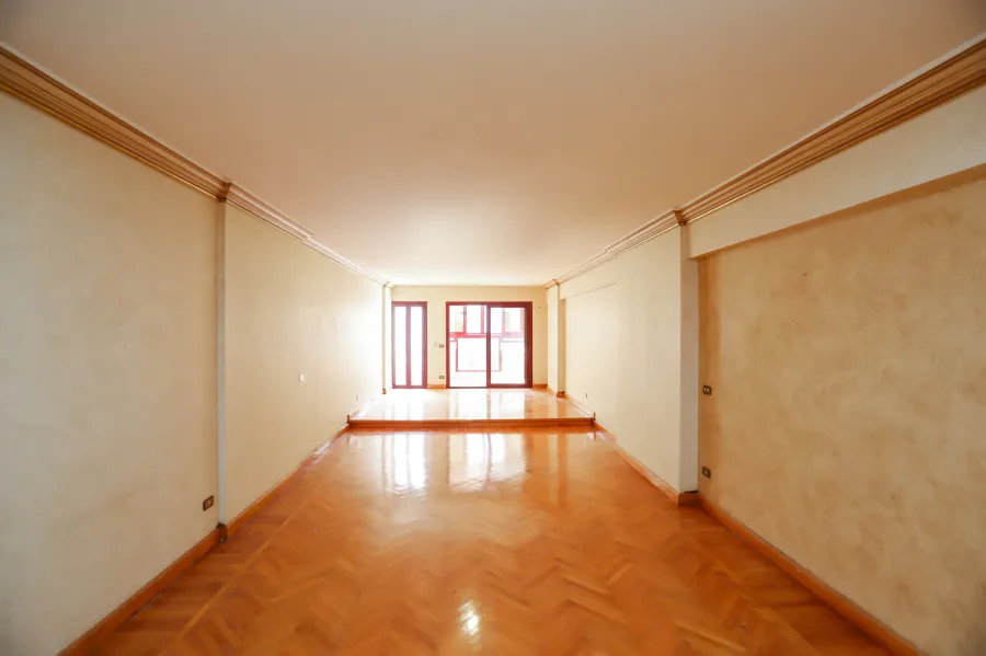 شقة فاخرة للبيع أو الإيجار 173م لوران (أبراج مينا ش سرهنك - خطوات من ش أبو قير)