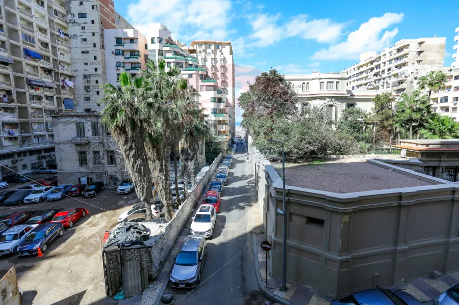 شقه للبيع 205 م لوران (خطوات من البحر)