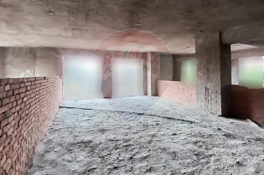 محل + ميزان للبيع  900 م سبورتنج (علي الترام)