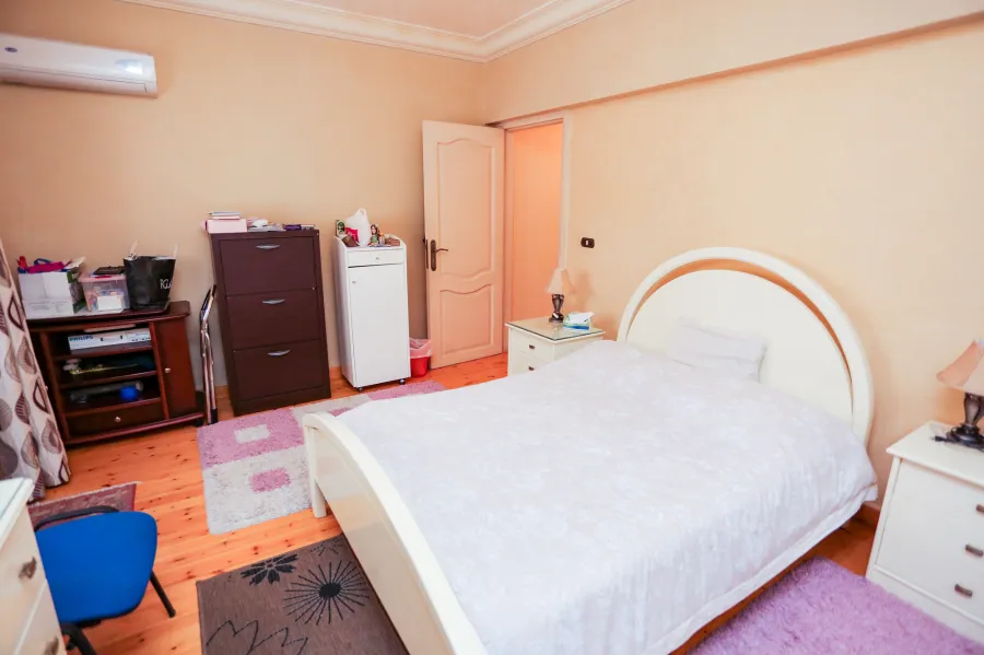 شقة للبيع 208 م سموحة (  ش فوزي معاذ - خطوات من ميدان فيكتور عمانويل)