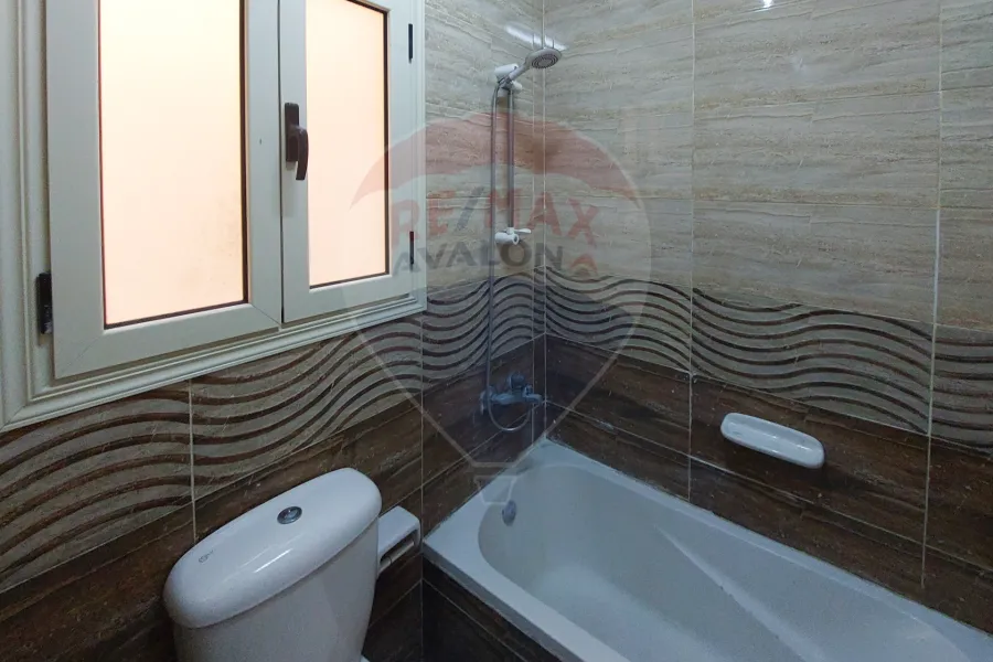 Apartment for rent 185m Louran (steps from Victoria College)