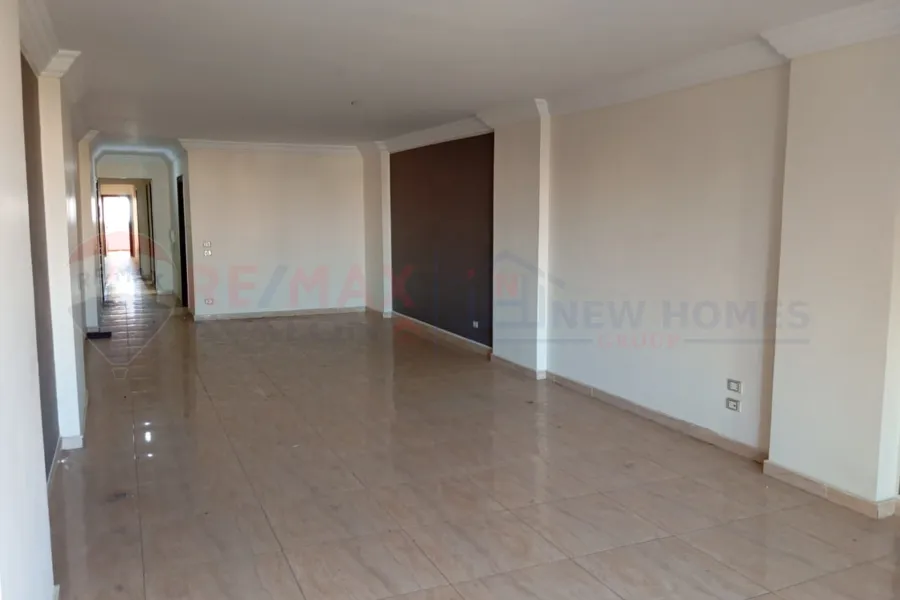 شقة للبيع 170 م سبورتنج (علي الترام مباشرة)