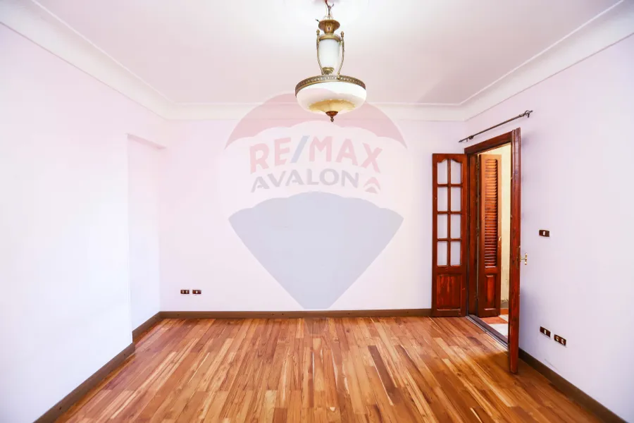 شقه للبيع 218 م جليم ( ش ابو قير مباشره )