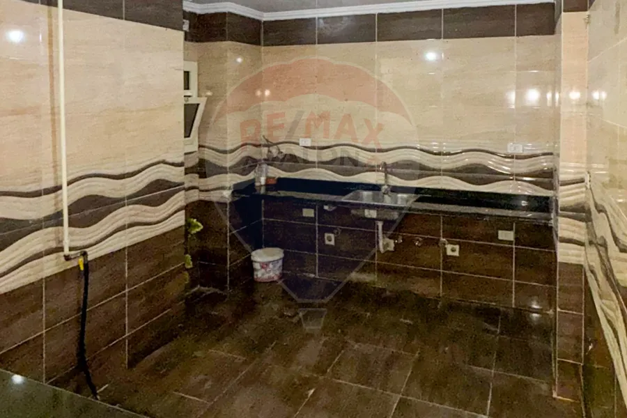 شقه للبيع  180 م لوران ( تاني نمره من البحر )