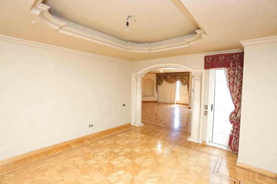 شقة دوبلكس للبيع 600م بسموحة (ش بهاء الدين الغتورى) خطوات من شارع فوزى معاذ