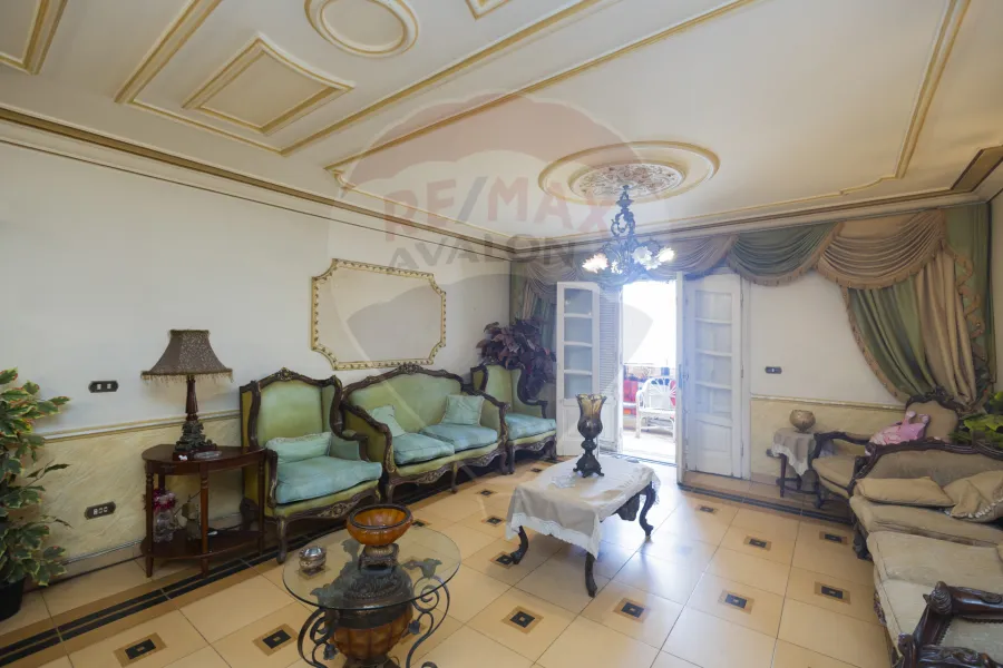 شقة للبيع 185 م جليم (ش محمود الديب - خطوات من البحر)