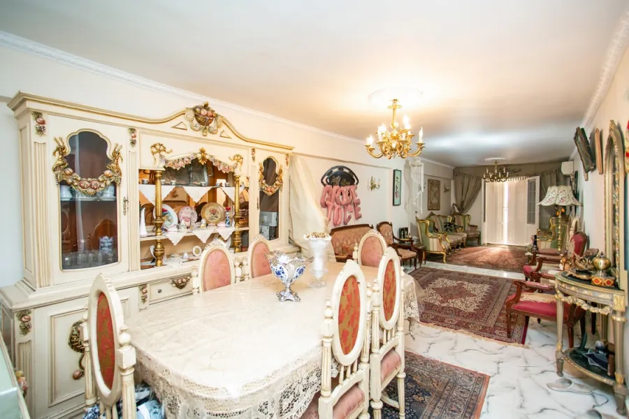 شقة للبيع 165م لوران (بجوار بنك مصر)