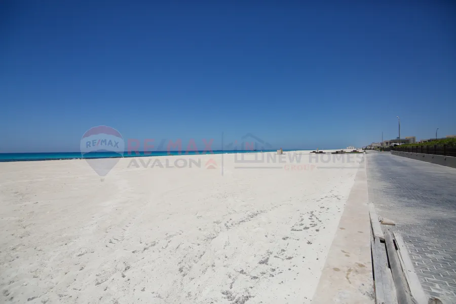 فيلا للبيع 420 م الساحل الشمالى (كومباوند سيدرا)  - صف أول على حمام السباحة