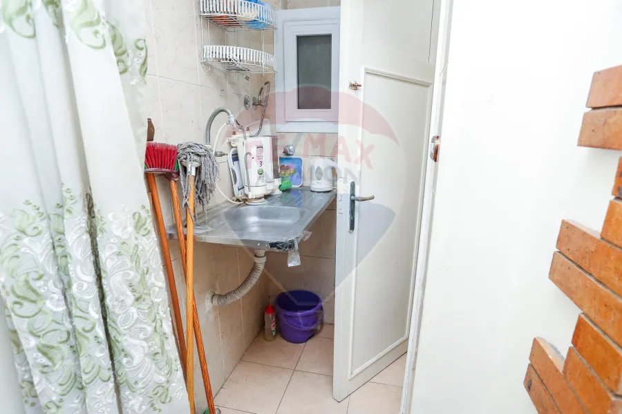 شقة إدارى للبيع 85 م كامب شيزار (ش عمر لطفى - على الترام مباشرة)