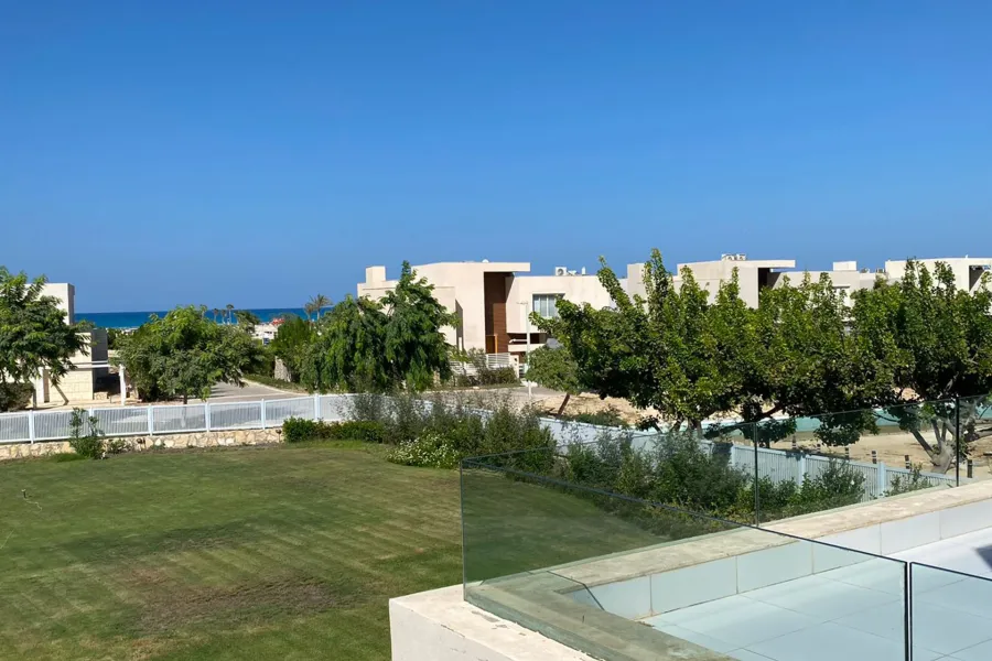 فيلا ستاند ألون كورنر (هاسيندا باي - سيدي عبد الرحمن) 1400 م + 1000 م جاردن - صف تاني بحر - 44,000,000 ج