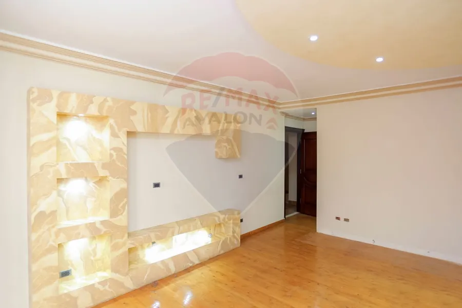 Apartment for sale 255 m Stanley (steps from the sea)