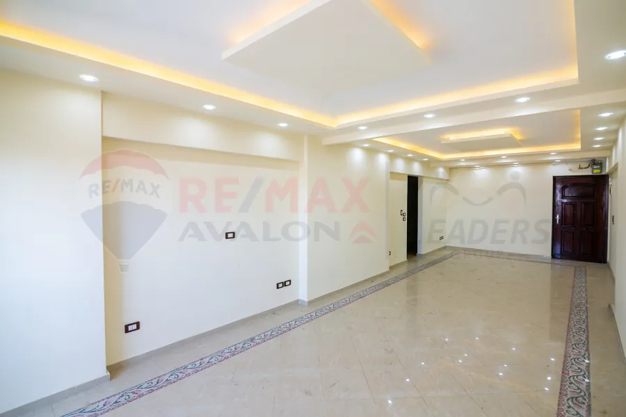 شقة للايجار 175 م كامب شيزار(ش أحمد قمحة)