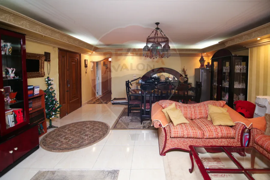 شقة للبيع 240 م سيدي بشر (ش خالد بن الوليد)