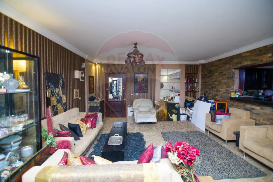 شقة للبيع 220 م لوران ( كيروسيز مول )