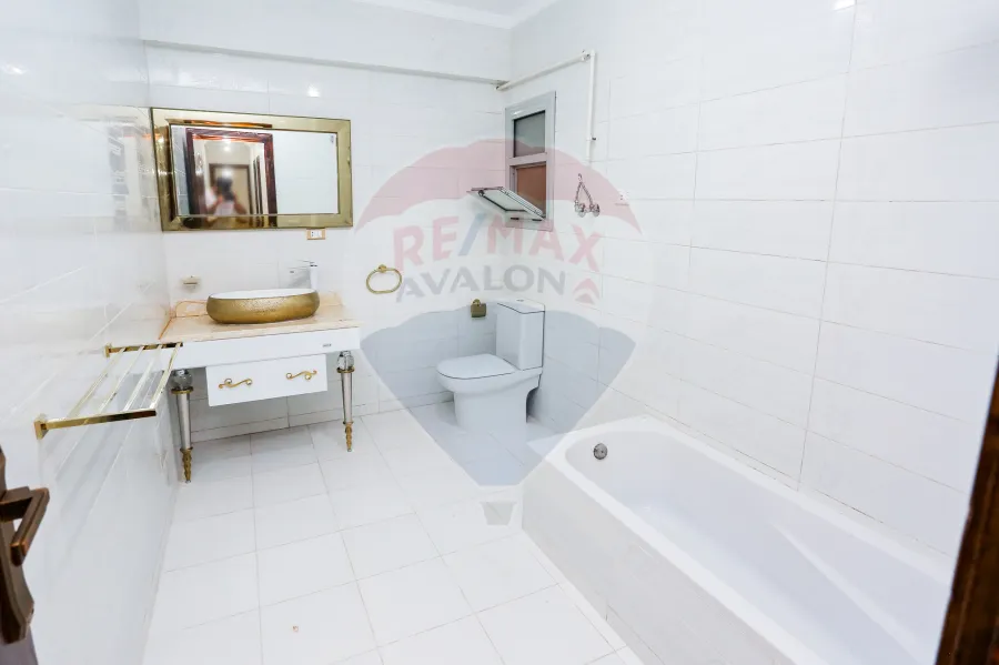 شقة للبيع 195 م ستانلى ( شارع عبد العزيز فهمى )