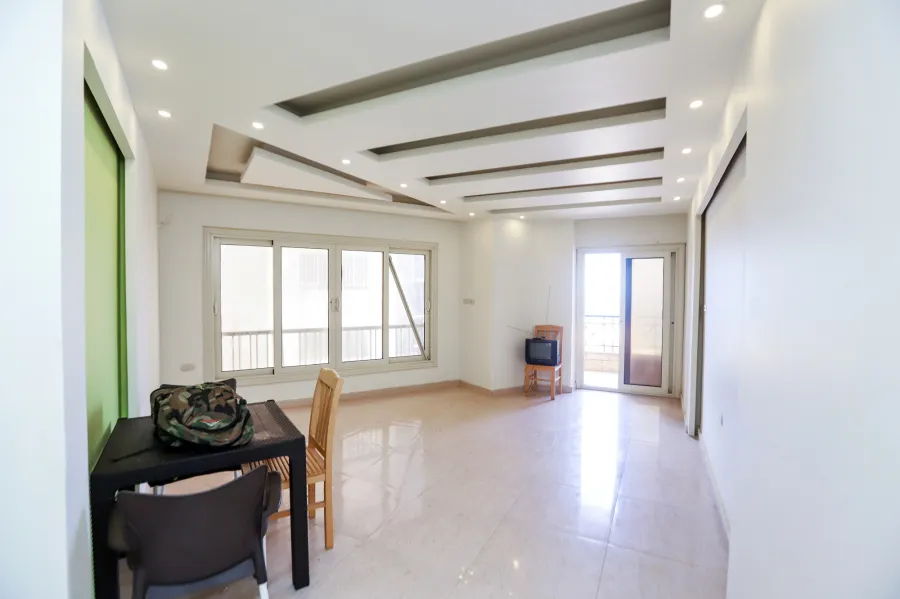 شقة للبيع 110 م العصافرة (على البحر مباشرة)