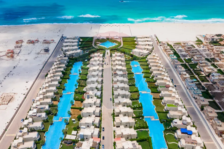 فيلا للبيع 1,010 م الساحل الشمالي سيدي كرير (كومباوند سيدرا - صف اول بحر)