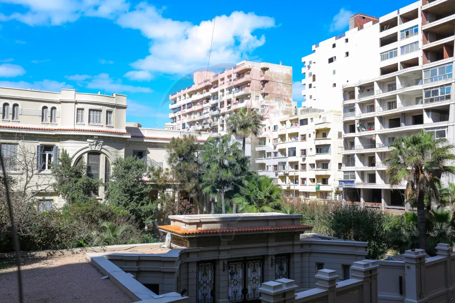 شقه للبيع 205 م لوران (خطوات من البحر)