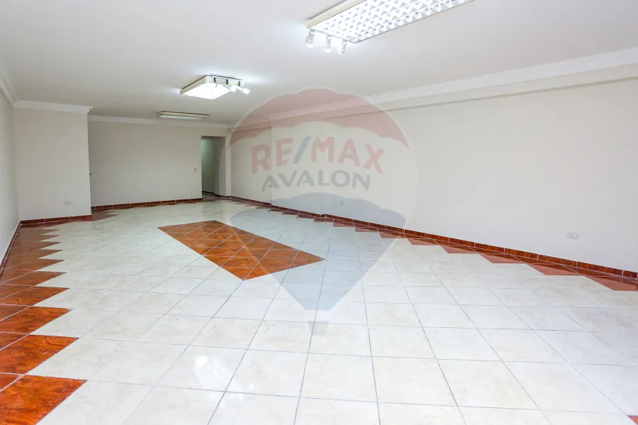 شقة للايجار 265 م رشدي (علي الترام مباشرة)