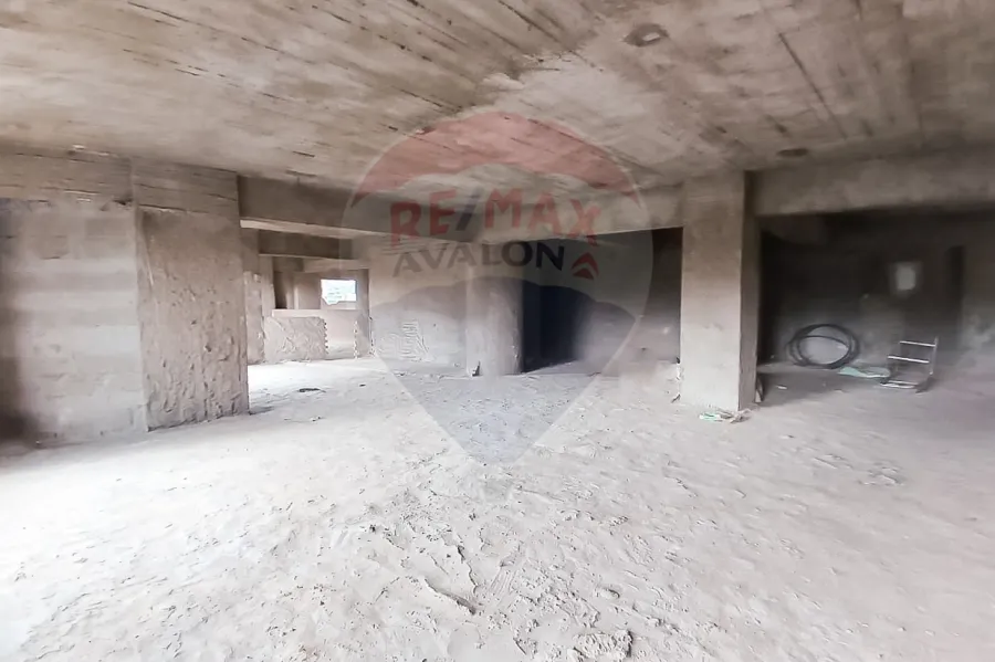 محل + ميزان للبيع  900 م سبورتنج (علي الترام)