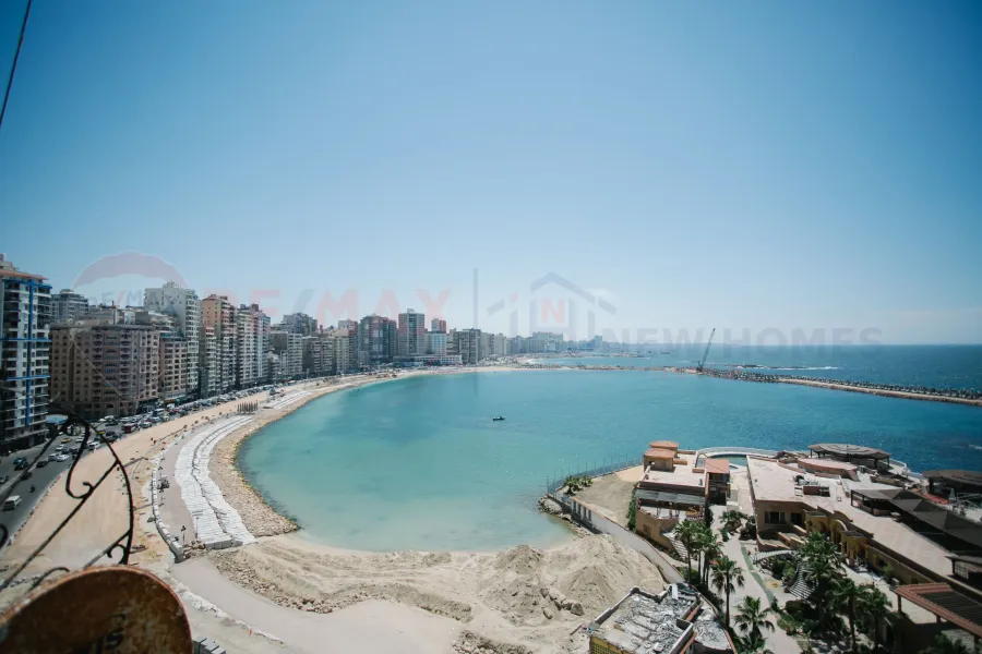 شقة للبيع 120 م سيدي بشر(علي البحر مباشرة)