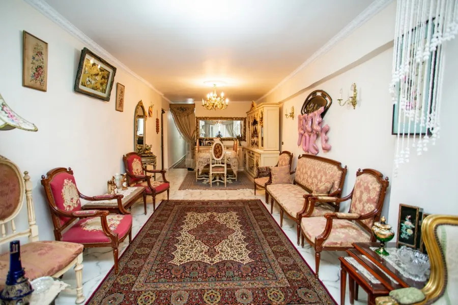 شقة للبيع 165م لوران (بجوار بنك مصر)