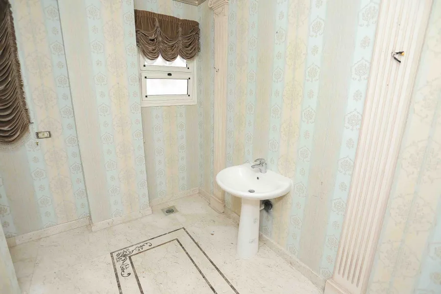 شقة دوبلكس للبيع 600م بسموحة (ش بهاء الدين الغتورى) خطوات من شارع فوزى معاذ